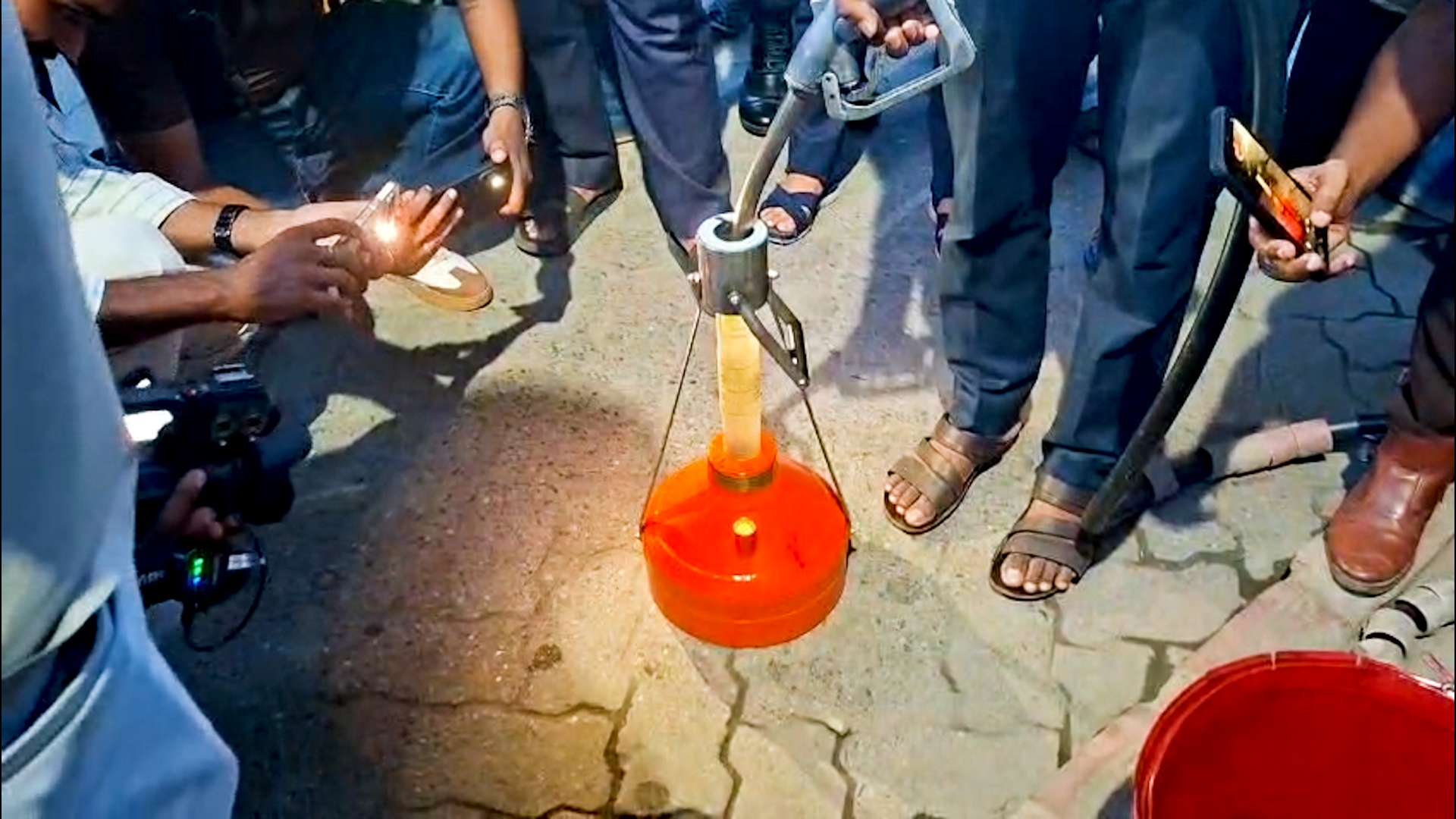 विराटनगरका पेट्रोल पम्पमा छड्के अनुगमन, नोजलमै भेटियो परिमाणको कैफियत...