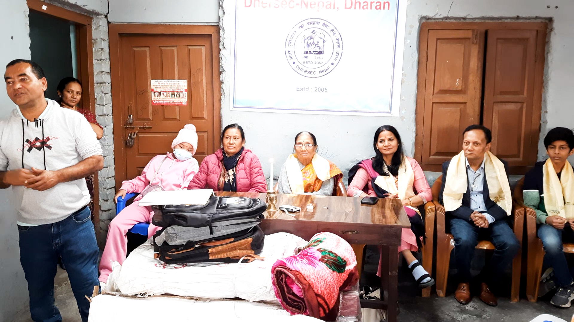 अपाग तथा असहाय पुर्नस्थापन केन्द्रले लक्षित वर्गलाई निःशुल्क चार जनालाई सिलाई मेसिन वितरण